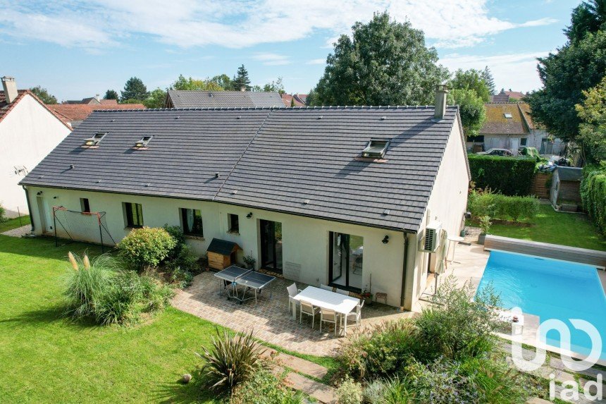 Maison 8 pièces de 215 m² à Chevry-Cossigny (77173)