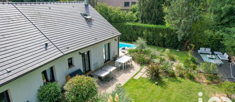 Maison 8 pièces de 215 m² à Chevry-Cossigny (77173)