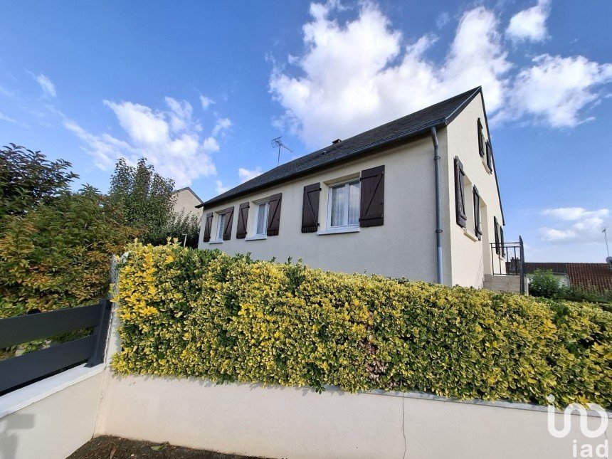 House 5 rooms of 92 m² in Sillé-le-Guillaume (72140)