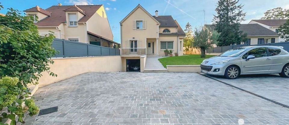 House 8 rooms of 162 m² in Rosny-sur-Seine (78710)