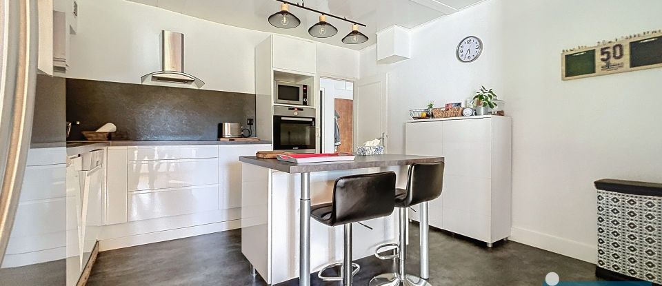 Maison 10 pièces de 253 m² à Maignaut-Tauzia (32310)