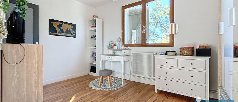 Maison 10 pièces de 253 m² à Maignaut-Tauzia (32310)