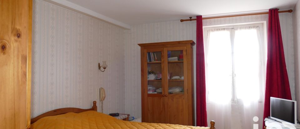 House 9 rooms of 200 m² in Lizant (86400)