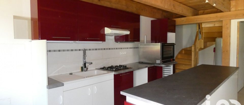 Maison 4 pièces de 85 m² à Vèze (15160)