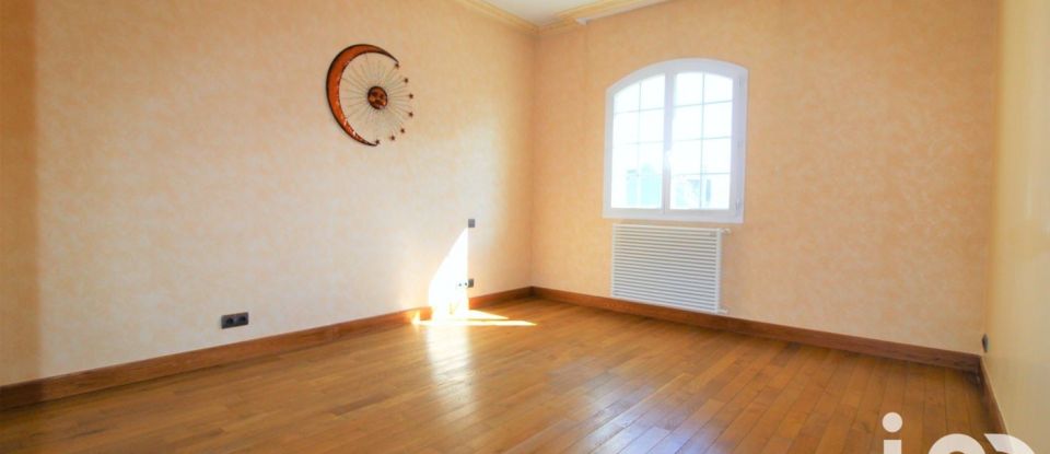 Traditional house 10 rooms of 220 m² in Villecresnes (94440)