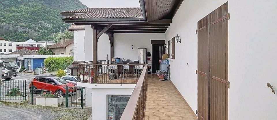 Traditional house 5 rooms of 187 m² in Cluses (74300)