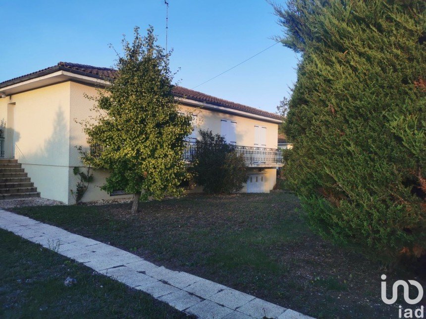 House 4 rooms of 106 m² in Surgères (17700)