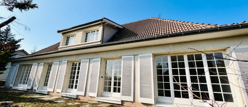 Maison traditionnelle 8 pièces de 231 m² à Veauche (42340)