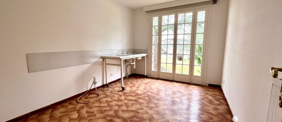 Maison traditionnelle 8 pièces de 231 m² à Veauche (42340)