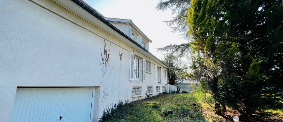 Maison traditionnelle 8 pièces de 231 m² à Veauche (42340)