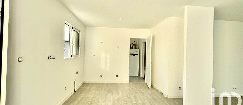 Pavilion 4 rooms of 104 m² in Châtellerault (86100)