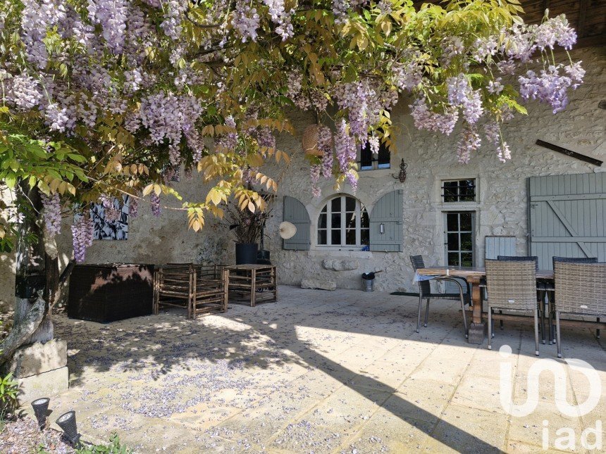 Country house 7 rooms of 182 m² in Gensac (33890)