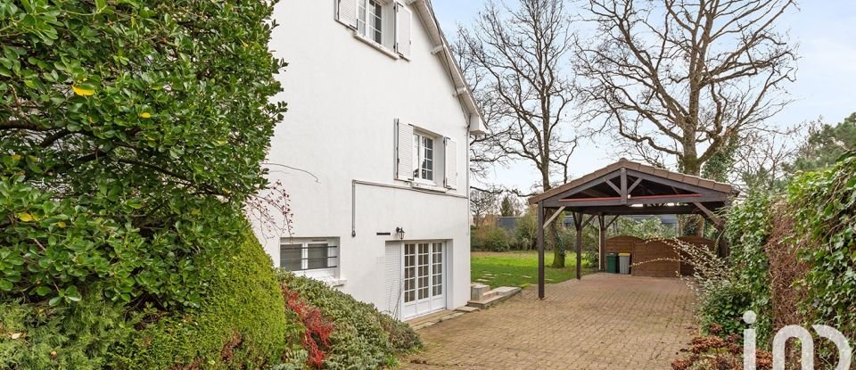 Maison traditionnelle 10 pièces de 260 m² à Saint-Sébastien-sur-Loire (44230)