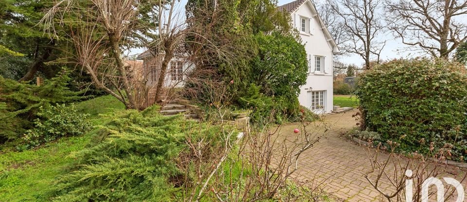 Maison traditionnelle 10 pièces de 260 m² à Saint-Sébastien-sur-Loire (44230)