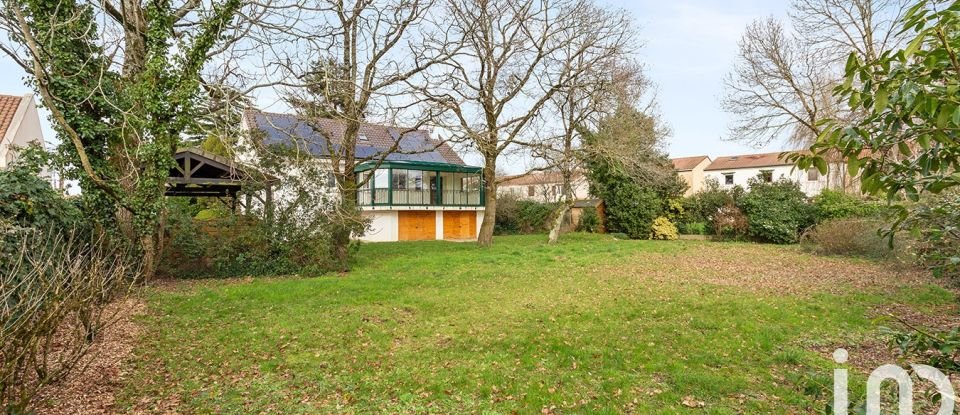 Maison traditionnelle 10 pièces de 260 m² à Saint-Sébastien-sur-Loire (44230)