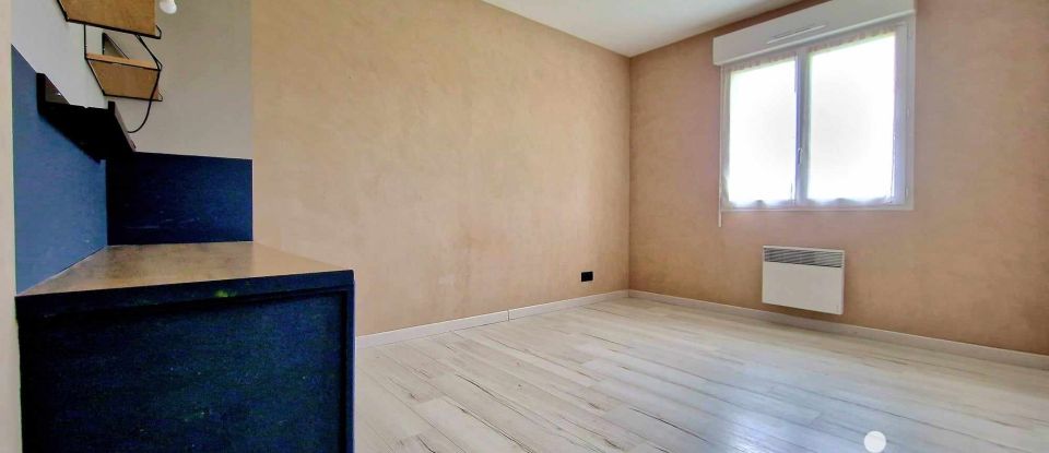 House 4 rooms of 100 m² in Saint-Célerin (72110)