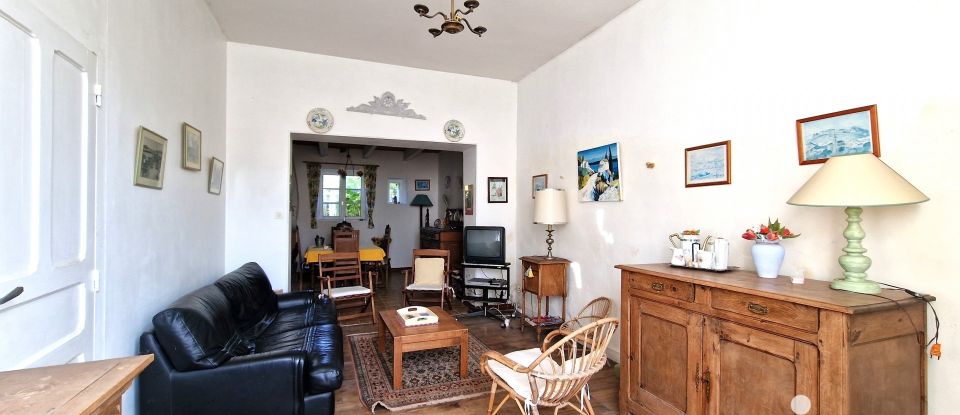 Village house 6 rooms of 113 m² in Maël-Carhaix (22340)