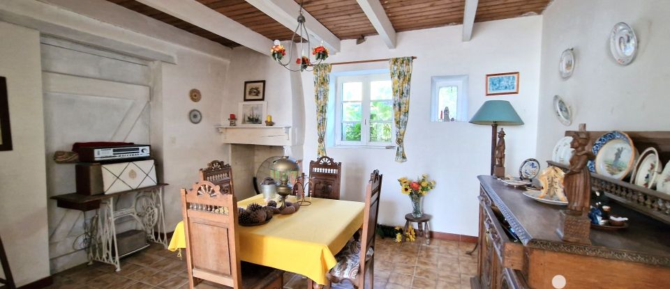 Village house 6 rooms of 113 m² in Maël-Carhaix (22340)