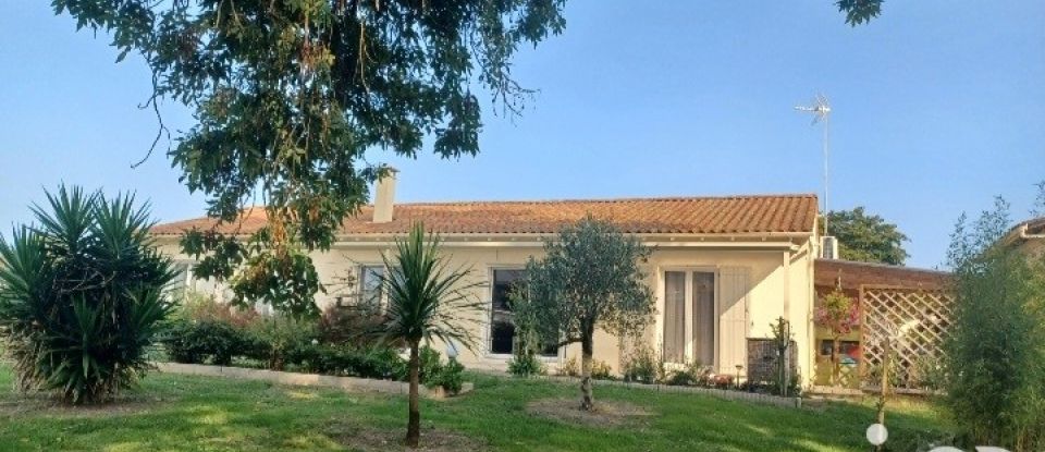 Maison 5 pièces de 130 m² à Saint-Seurin-sur-l'Isle (33660)