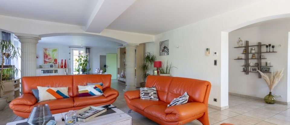 Maison 9 pièces de 225 m² à Pouzauges (85700)