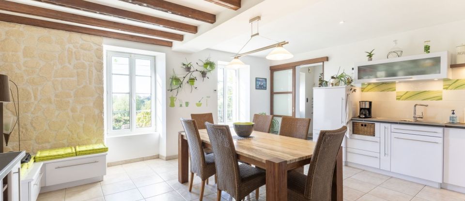 Maison 9 pièces de 225 m² à Pouzauges (85700)