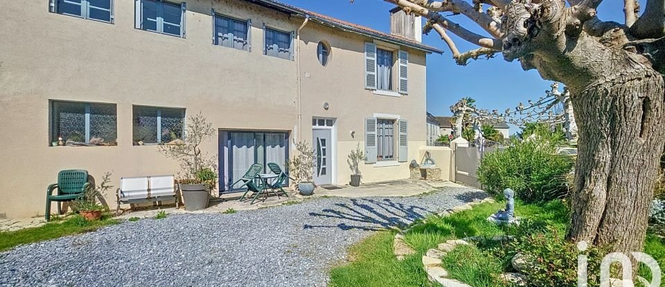 Maison 4 pièces de 160 m² à Coarraze (64800)