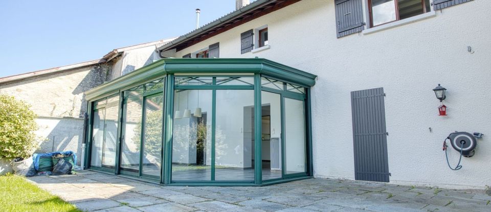 House 6 rooms of 142 m² in Divonne-les-Bains (01220)