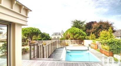 House 8 rooms of 180 m² in Saint-Lunaire (35800)