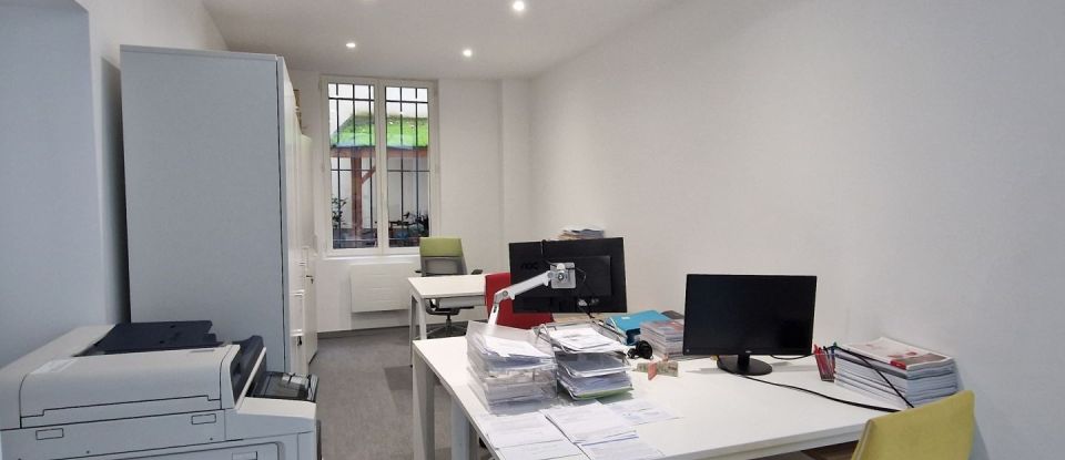 Business premises of 170 m² in Paris (75008)