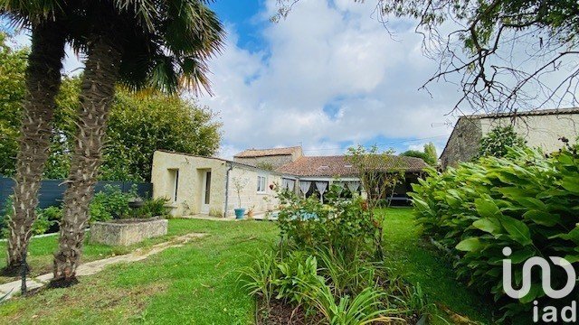 Country house 7 rooms of 272 m² in Floirac (17120)