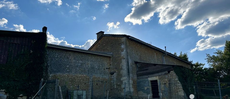 Maison de campagne 2 pièces de 69 m² à Yviers (16210)