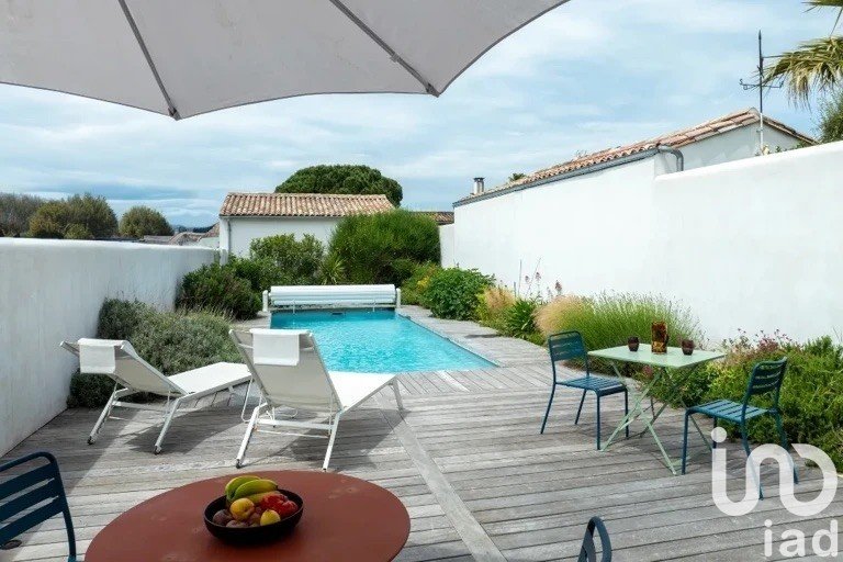 House 7 rooms of 99 m² in Rivedoux-Plage (17940)