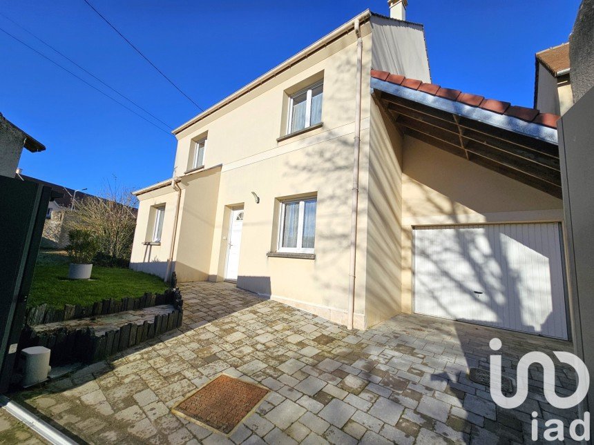 House 6 rooms of 113 m² in Auneau-Bleury-Saint-Symphorien (28700)