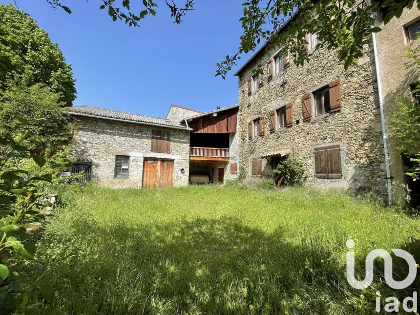 Maison traditionnelle 10 pièces de 200 m² à Belcaire (11340)