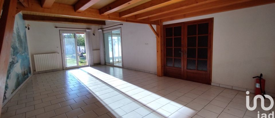 Village house 7 rooms of 159 m² in Saint-Séverin-sur-Boutonne (17330)