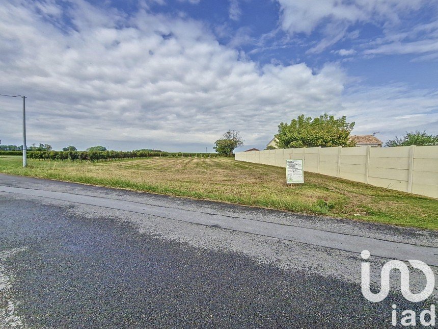 Land of 800 m² in Saint-Aubin-de-Blaye (33820)