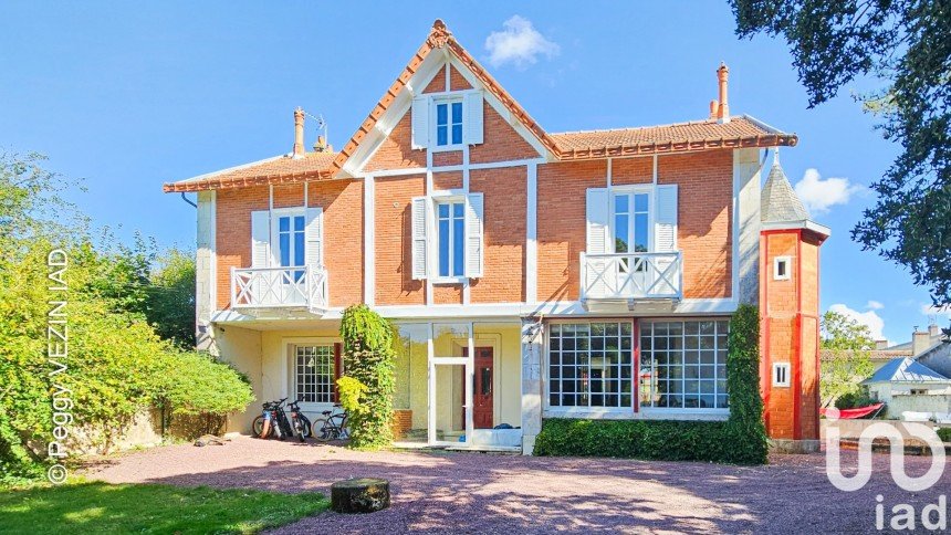 Demeure 7 pièces de 244 m² à La Rochelle (17000)