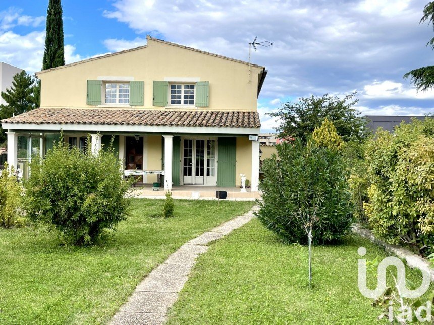 Maison traditionnelle 5 pièces de 193 m² à Bollène (84500)