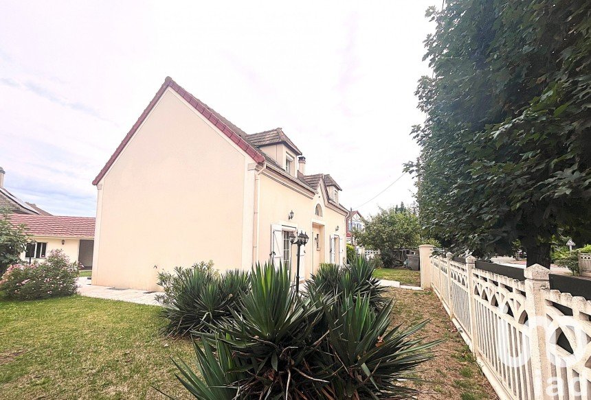 House 6 rooms of 150 m² in Aubergenville (78410)