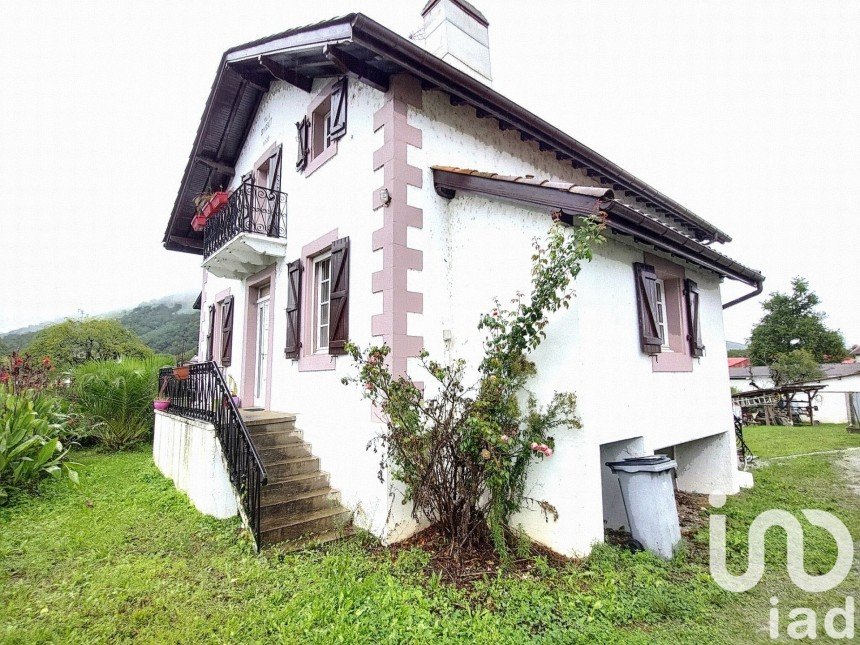 Traditional house 6 rooms of 160 m² in Uhart-Cize (64220)