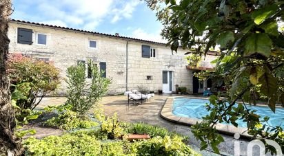 Country house 9 rooms of 245 m² in Les Gonds (17100)