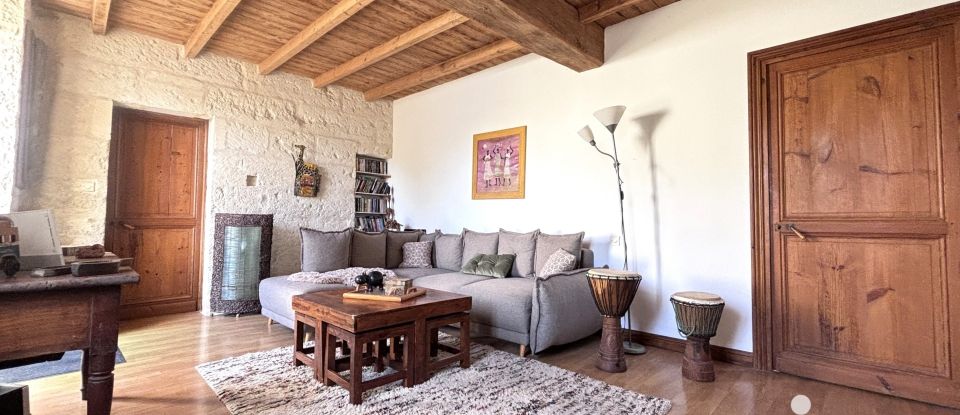 Country house 9 rooms of 245 m² in Saintes (17100)