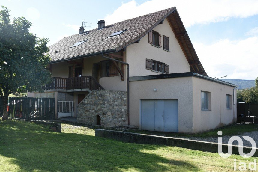 Country house 7 rooms of 138 m² in Pers-Jussy (74930)