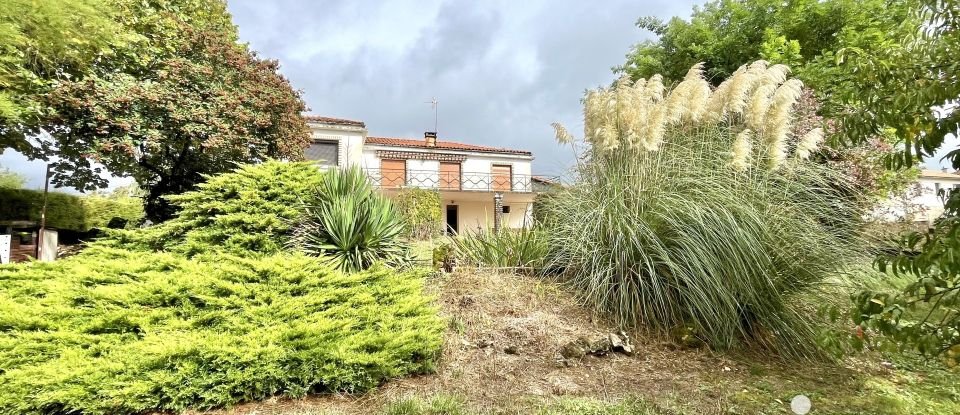 Maison traditionnelle 5 pièces de 130 m² à Saint-Pierre-d'Exideuil (86400)