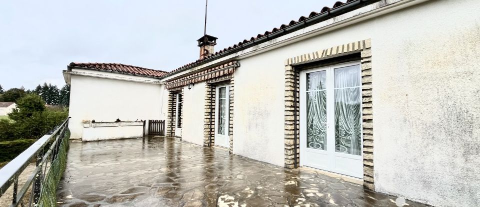 Maison traditionnelle 5 pièces de 130 m² à Saint-Pierre-d'Exideuil (86400)