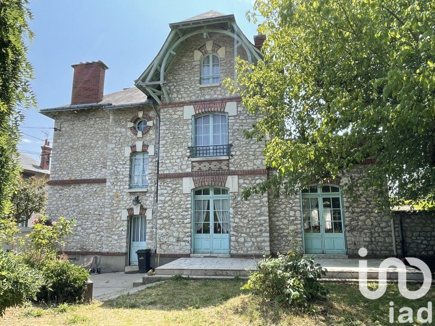 House 11 rooms of 235 m² in Châteaudun (28200)