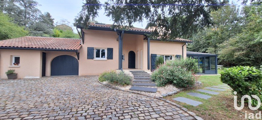 Traditional house 6 rooms of 175 m² in Saint-Pierre-la-Palud (69210)