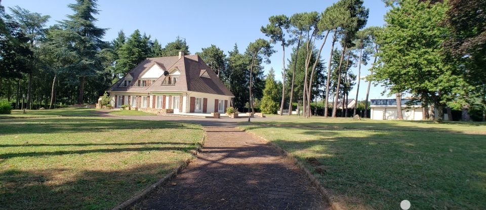 Traditional house 9 rooms of 350 m² in Le Luart (72390)