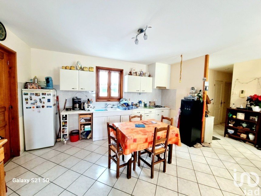 Pavillon 4 pièces de 81 m² à Mazeyrat-d'Allier (43300)