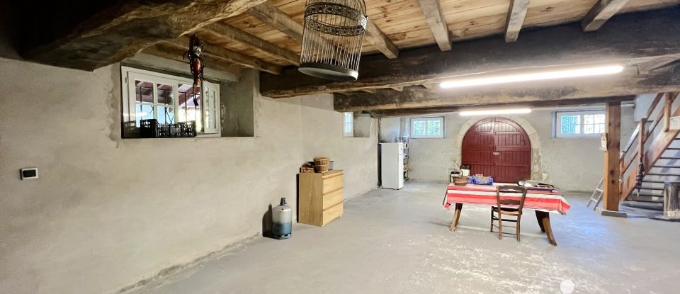 Maison 8 pièces de 203 m² à Bardos (64520)